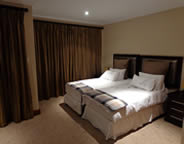Baluwatu bedroom with 2 single beds